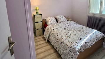 2 bedrooms, iron/ironing board, bed sheets