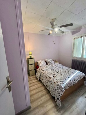 2 quartos, ferros/tábuas de passar roupa, roupa de cama