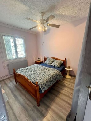 2 quartos, ferros/tábuas de passar roupa, roupa de cama