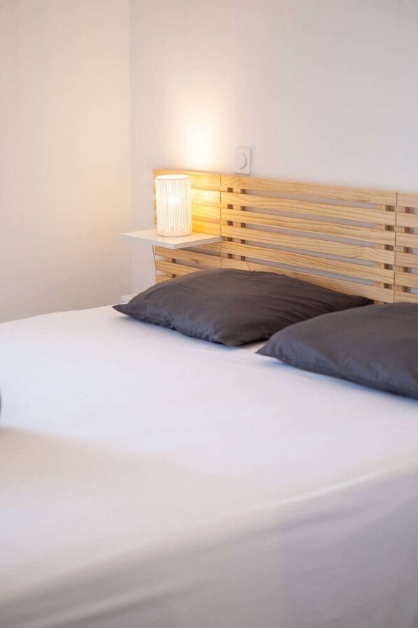 2 bedrooms, iron/ironing board, WiFi, bed sheets