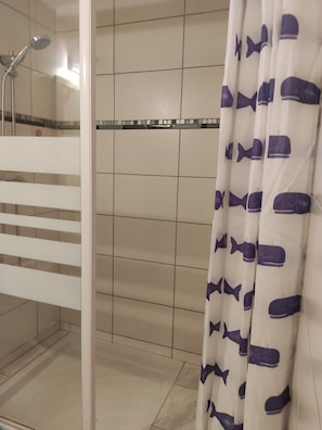 Dusche, Handtücher, Seife, Toilettenpapier