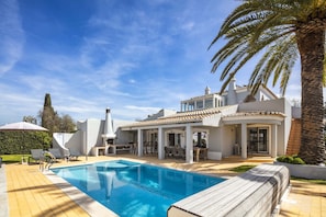 Villa | Zwembad | Een binnenzwembad, een buitenzwembad