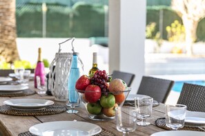 Villa | Outdoor dining - Villa in Coastal Town of Carvoeiro, Algarve (Lagoa)