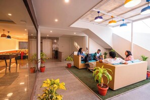 Área de estar no saguão