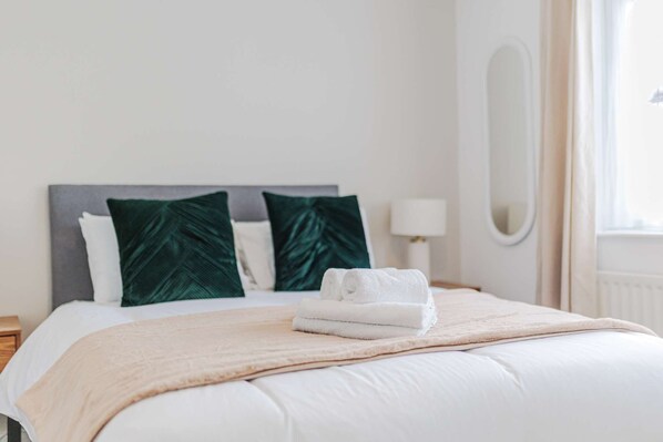 3 bedrooms, iron/ironing board, WiFi, bed sheets