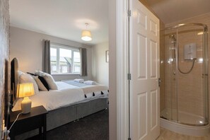 3 chambres, fer et planche à repasser, Wi-Fi, draps fournis