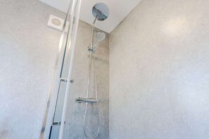 Shower, towels - Great location to explore the Yorkshire Coast! (Brotton)