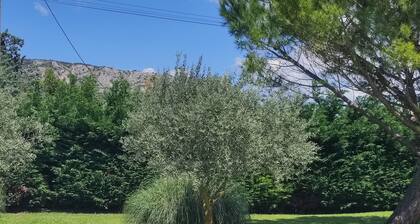 Aux pieds du Lubéron( randonnées pédestres ou VTT), proches villages provençaux.