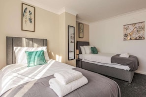 3 chambres, fer et planche à repasser, Wi-Fi, draps fournis