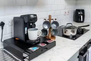 Private kitchen - Gunwharf Quays Cozy Central Apartment (Portsmouth)