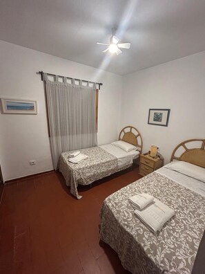 4 dormitorios, tabla de planchar con plancha, ropa de cama