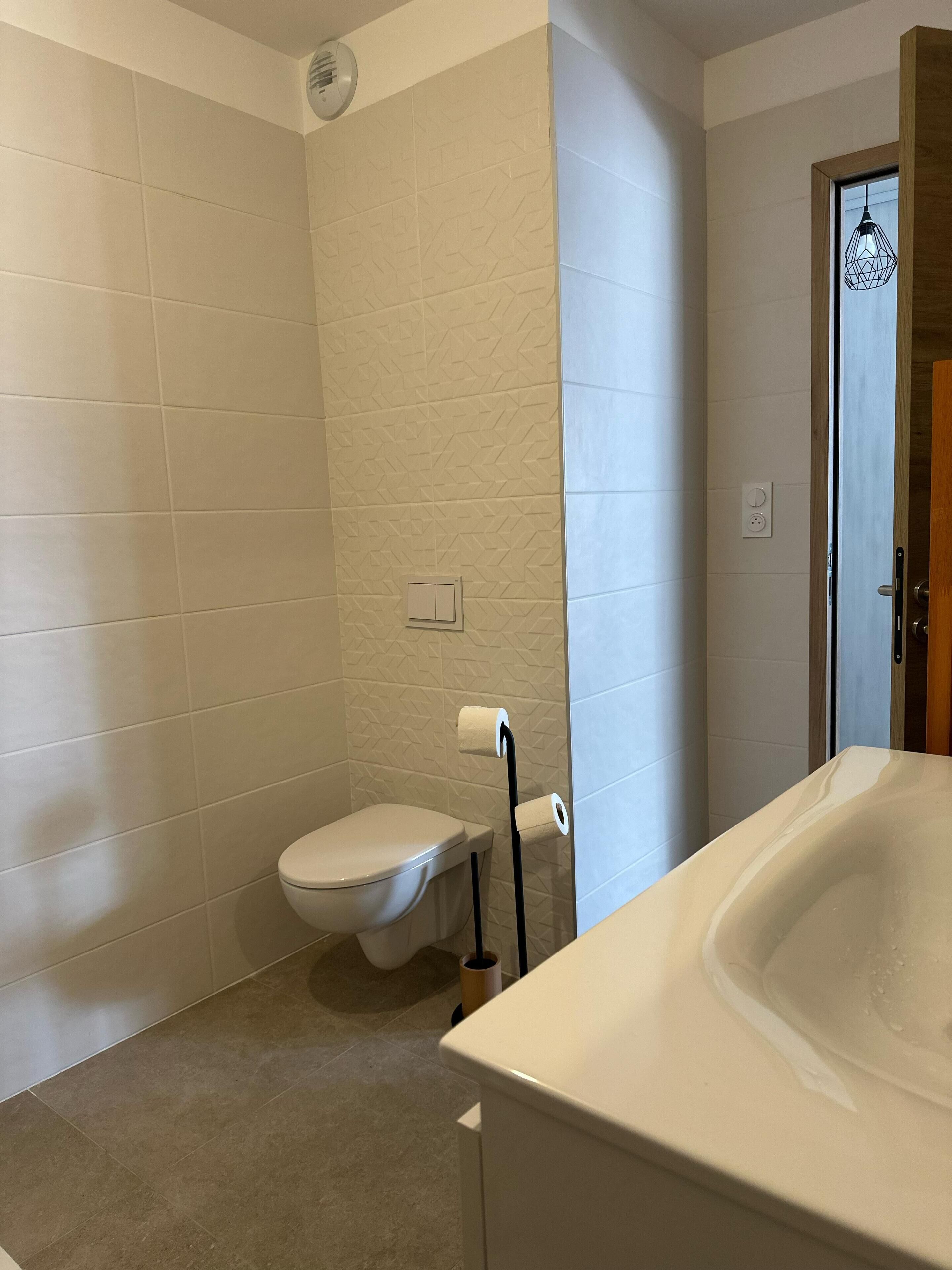 A bathroom with a toilet, a shower, and a bathtub.