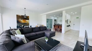 Smart TV - Spacious, Family-Friendly with Stunning  Breezy and Balconies. (Jaco Beach)
