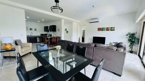 Smart TV - Spacious, Family-Friendly with Stunning  Breezy and Balconies. (Jaco Beach)