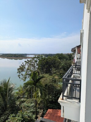 Property grounds - Stunning River View, Natural Light, Spacious Room relaxed Balcony, friendly Host (Thành phố Hội An)