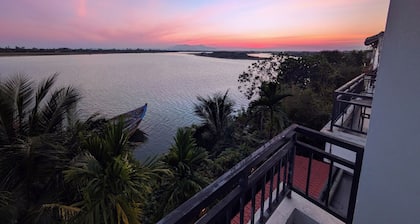 Stunning River View, Natural Light, Spacious Room relaxed Balcony, friendly Host