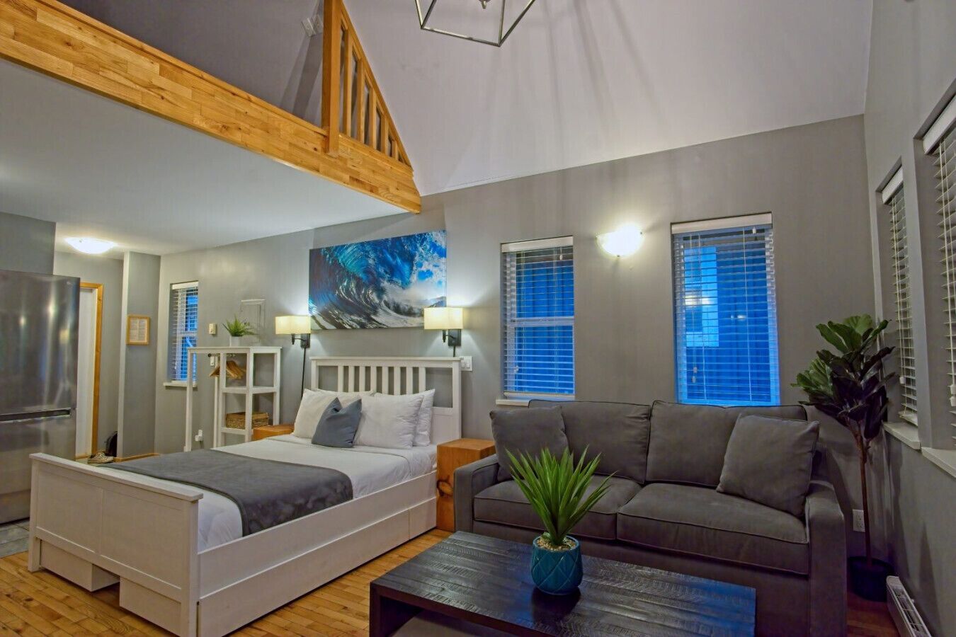 1 habitación, escritorio, tabla de planchar con plancha y cuna de viaje 