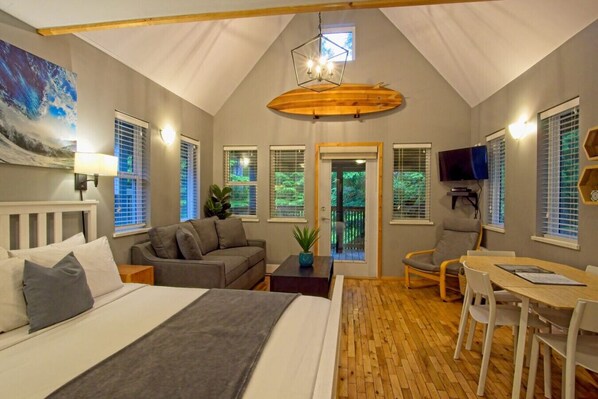 1 slaapkamer, een bureau, een strijkplank/strijkijzer, reisbedje