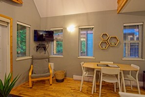 Dining - Tide & Trail - Charming Cabin in Ucluelet (Ucluelet)