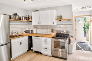 Fridge, oven, stovetop, dishwasher