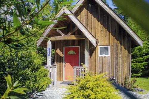 Rising Tide Cabin - Steps from Little Beach