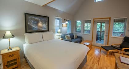 Rising Tide Cabin - Steps from Little Beach