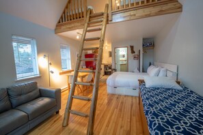 1 bedroom, desk, free WiFi, bed sheets - Surf Haven - Cabin in Ucluelet (Ucluelet)