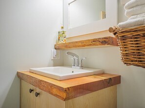 Sèche-cheveux, serviettes fournies