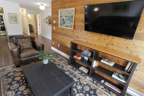 Smart TV, books, stereo - Raven Lady Suite 201 - Downtown Ucluelet Condo (Ucluelet)