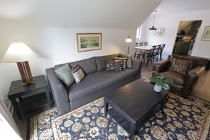 Smart TV, books, stereo - Raven Lady Suite 201 - Downtown Ucluelet Condo (Ucluelet)