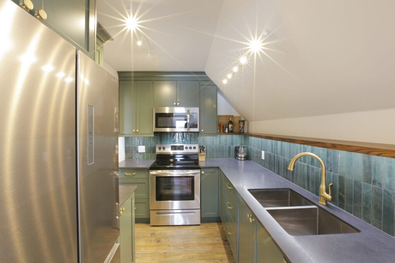 Refrigerador, microondas, horno y parrilla de estufa 