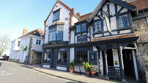 Il s’agit d’un bâtiment traditionnel, reconnaissable à son enseigne « The Puggle Coaching Inn », qui indique qu’il s’agit d’un établissement proposant des services de remise en forme et d’hébergement.