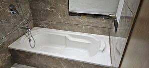 Kostenlose Toilettenartikel, Haartrockner, Handtücher, Seife