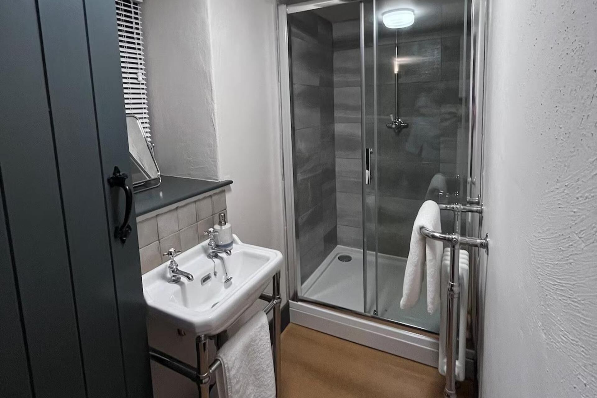 Casa | Banheiro | Chuveiro, banheira de imersão, secador de cabelo, toalhas de banho