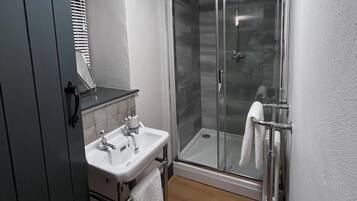 Casa | Banheiro | Chuveiro, banheira de imersão, secador de cabelo, toalhas de banho
