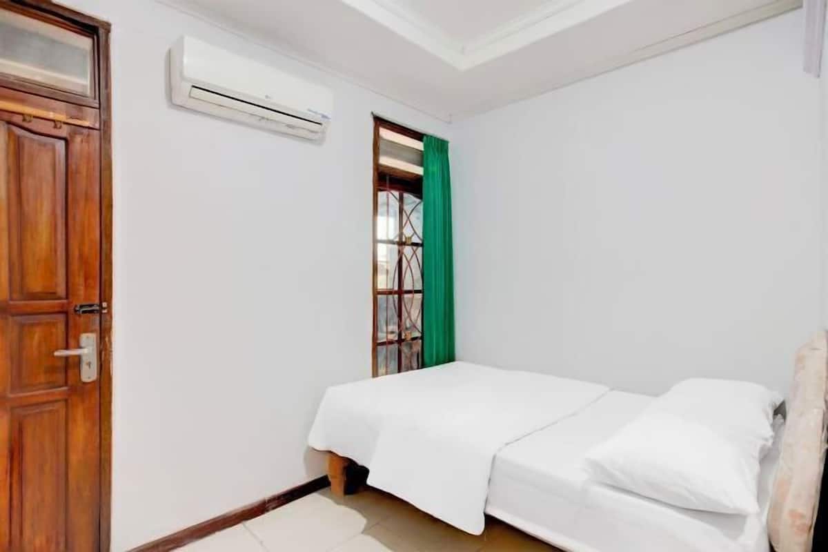 Desk, free WiFi, bed sheets