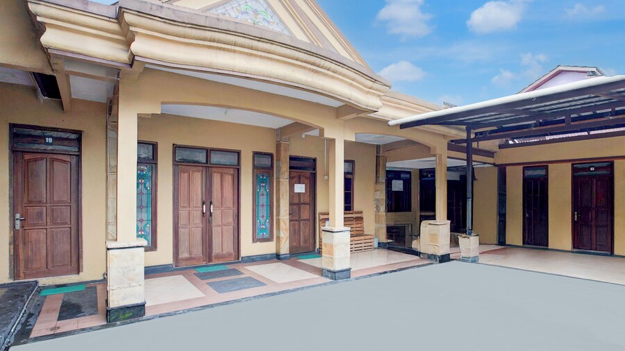 Hotel O Balikpapan near Taman Beruang Madu formerly Palm Cafe Inn