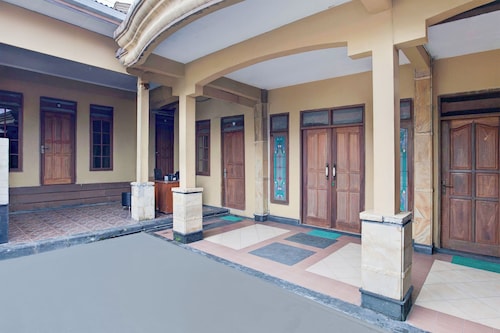 Hotel O Balikpapan near Taman Beruang Madu formerly Palm Cafe Inn