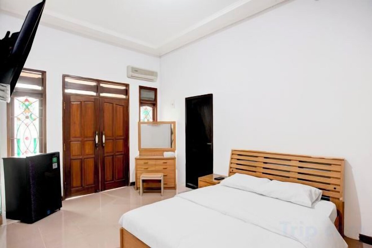 Desk, WiFi (free), bed sheets
