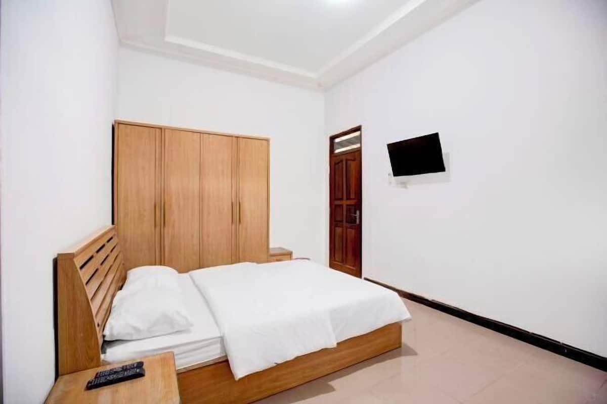 Desk, free WiFi, bed sheets