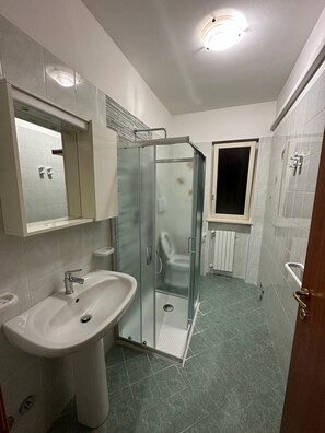 Dusj, hårføner, bidé og håndklær