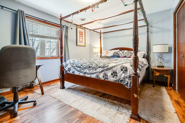 1 bedroom, iron/ironing board, free WiFi, bed sheets - ‼️Chic Basement Getaway w/ AC & Fire Pit (North Saint Paul)