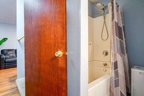 Shower, hair dryer, towels - ‼️Chic Basement Getaway w/ AC & Fire Pit (North Saint Paul)