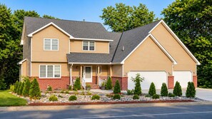 Exterior - ‼️Chic Basement Getaway w/ AC & Fire Pit (North Saint Paul)