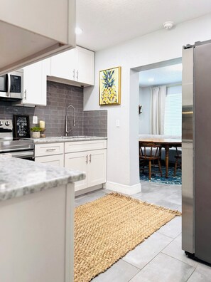 Fridge, microwave, oven, stovetop - URBAN OASIS: Dog Friendly - Bungalow Retreat - Downtown Orlando (Orlando)
