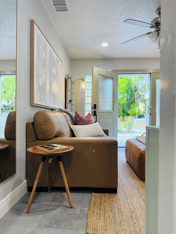 Smart TV, books, computer monitors, printers - URBAN OASIS: Dog Friendly - Bungalow Retreat - Downtown Orlando (Orlando)