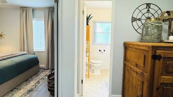 3 bedrooms, desk, iron/ironing board, free WiFi