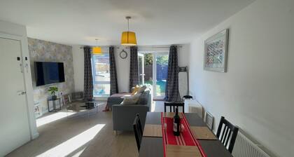 New Modern 3-Bed Home FREE Parking
5 Stones Ave, Kent, England, DA1 5GS