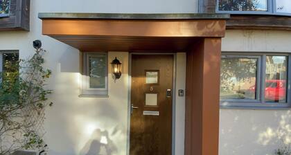 New Modern 3-Bed Home FREE Parking
5 Stones Ave, Kent, England, DA1 5GS