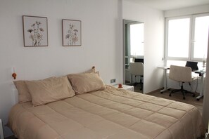 3 bedrooms, iron/ironing board, WiFi, bed sheets - Incredible first line Levante beach Salou (Salou)